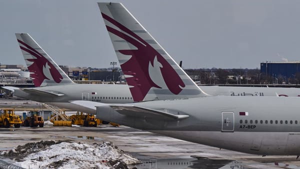 Biletele de avion dintre Asia și Europa s-au scumpit puternic după închiderea aeroporturilor din Golf