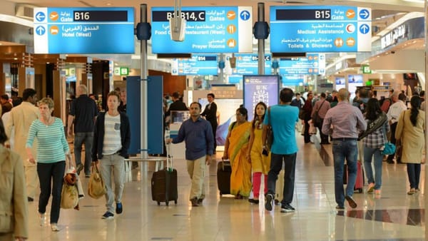 Zboruri reluate parțial în EAU. Ministerul de Externe recomandă prudență și confirmarea directă cu companiile aeriene