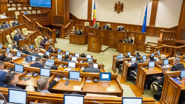 LIVE/ Ședința Parlamentului. Moțiunea simplă împotriva Ministerului Apărării, pe ordinea de zi