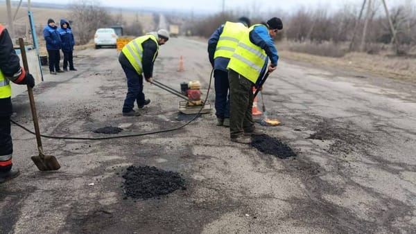 FOTO/ Sute de drumari, mobilizați non-stop pentru „cârpirea” drumurilor naționale