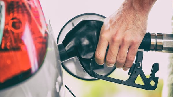 Scumpire accentuată la carburanți: Benzina costă aproape 24 de lei, iar motorina depășește 21 de lei