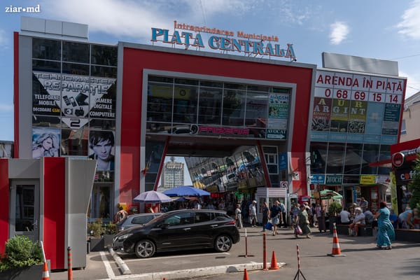 FOTO/ Cât costă un coș de cumpărături la Piața Centrală în aceste zile? De la legume de opt lei până la pește de 300 lei/kg