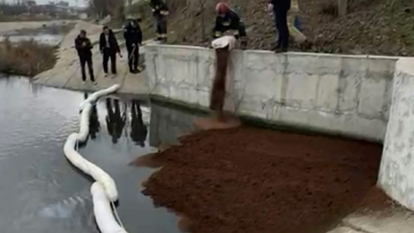 Produsele petroliere au ajuns și pe râul Bîc - specialiștii au instalat baraje absorbante