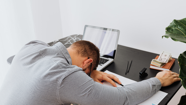 „Drepturile nu se negociază la telefon de pe plajă” - CNSM: Munca în orele și zilele libere se plătește dublu