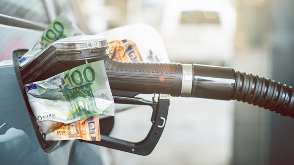 Prețurile carburanților continuă să crească: Benzina trece de 25 de lei, iar motorina sare peste 24 de lei