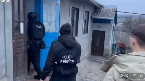 VIDEO/ Patru bărbați, reținuți după ce au șantajat un tânăr, l-au amenințat cu arma și i-au luat mașina