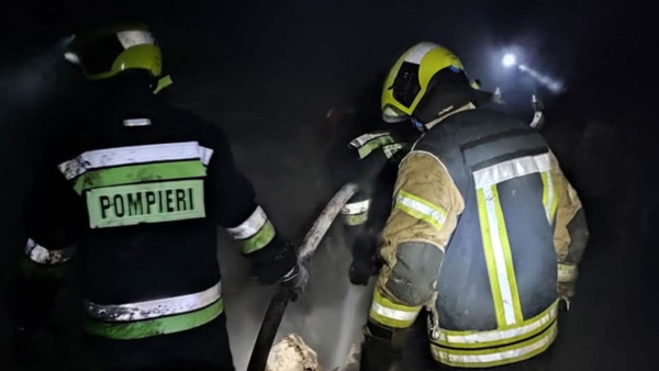 Fumatul și o lumânare lăsată nesupravegheată au dus la două incendii cu victime