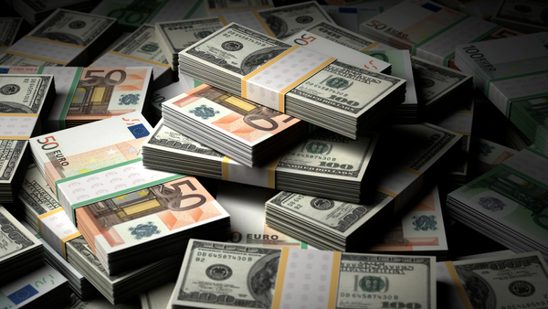 Cursul valutar pentru weekend - ce se întâmplă cu euro și dolarul