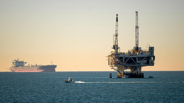 Pericol ecologic major în Golful Persic: 85 de petroliere cu 21 de milioane de tone de petrol, blocate în Strâmtoarea Ormuz