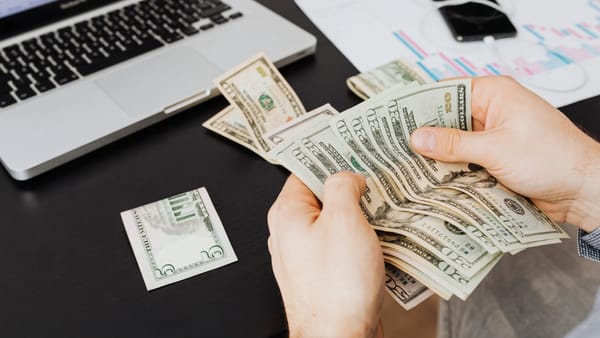 Euro și dolarul se depreciază. Cursul oficial anunțat pentru 10 martie