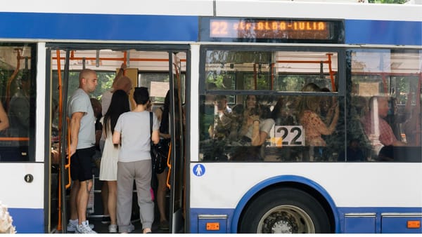 „Londonezii pot doar să viseze la astfel de prețuri”. De ce se scumpește transportul în Chișinău și cum e în alte capitale
