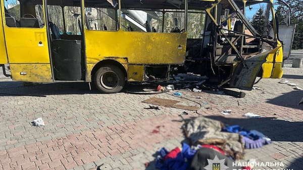 FOTO/ O dronă rusească a lovit un autobuz la Nikopol. Zelenski: „Oamenii sunt pur și simplu uciși pe străzile orașelor”