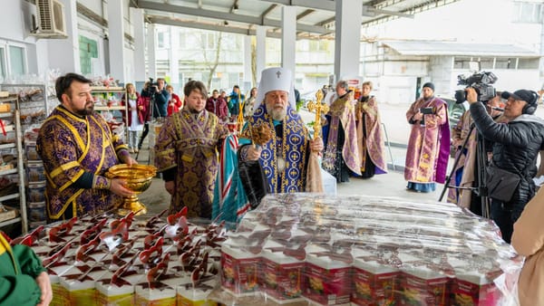 FOTO/ Tradiție păstrată în Săptămâna Patimilor: Mitropolitul Vladimir a sfințit produsele pascale direct în fabrică