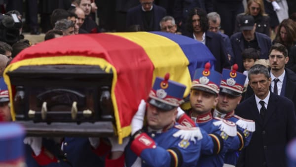 FOTO/ „A trăit și a murit pentru fotbal”. Mircea Lucescu a fost înmormântat cu onoruri la Cimitirul Bellu