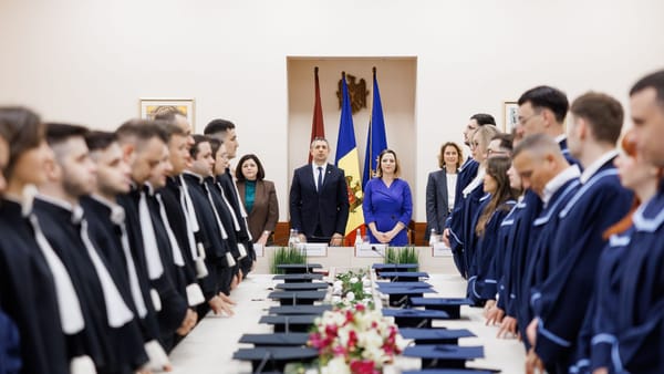 FOTO/ O nouă generație intră în sistemul de justiție: 30 de absolvenți ai INJ au primit atestatele