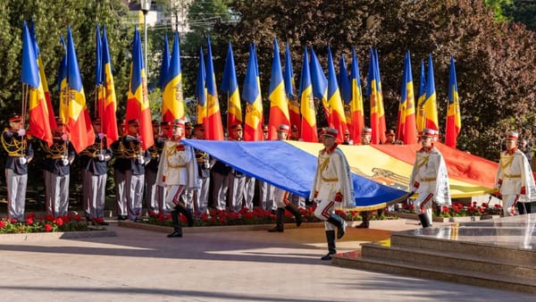 Controverse înainte de Ziua Drapelului: Pavaloi critică scoaterea elevilor în centru, MEC nu interzice