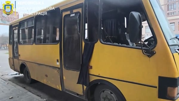 VIDEO/ Autobuz din orașul Herson, lovit de o dronă rusească. Medicii luptă pentru viața șoferului