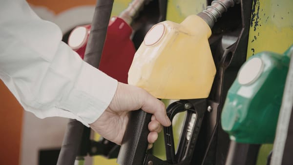 Carburanții continuă să se ieftinească. Prețul motorinei scade cu zece bani