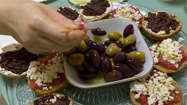 Moldoveanca care produce ulei de măsline pe insula Creta a organizat un atelier inedit în orașul Fălești