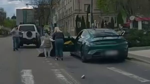 VIDEO/ Accident grav în capitală. O femeie a fost spulberată în timp ce traversa trecerea de pietoni alături de un copil
