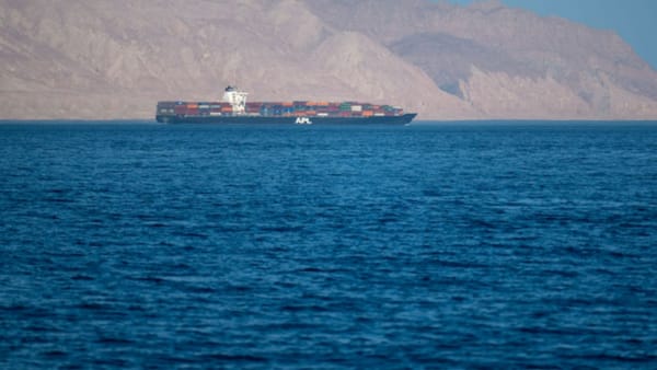 Criza din Strâmtoarea Ormuz: de ce a decis Iranul să închidă brusc ruta maritimă strategică