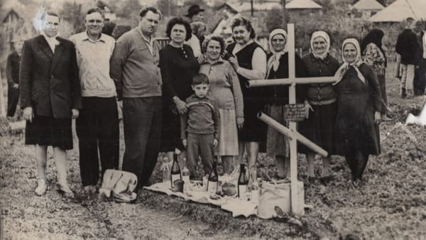 FOTO/ Paștele Blajinilor în perioada sovietică, surprins în imagini rare din satele R. Moldova