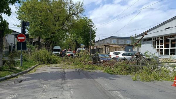 Vântul face victime. O femeie a ajuns la spital după ce un panou publicitar din Chișinău a căzut peste ea