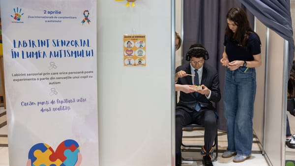 Ziua Mondială de Conștientizare a Autismului: Maia Sandu îndeamnă la empatie, iar în Parlament are loc un experiment social