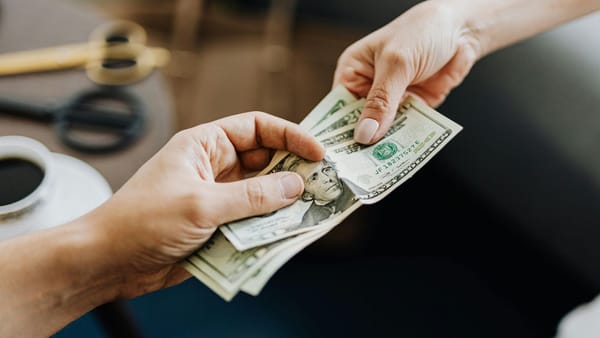 Euro crește ușor, iar dolarul scade puternic. Cursul valutar pentru 2 aprilie