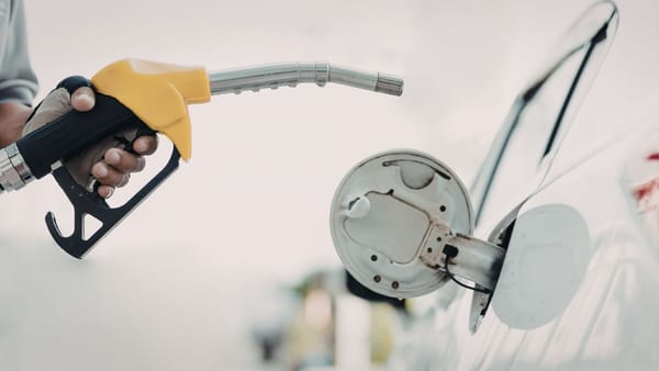 Benzina se scumpește ușor, în timp ce motorina se ieftinește. Prețurile stabilite de ANRE pentru mâine