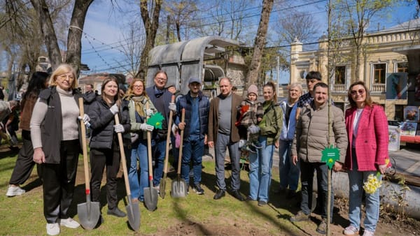 VIDEO/ Zeci de arbori au fost plantați în Scuarul Catedralei din Chișinău, cu participarea organizațiilor etnoculturale