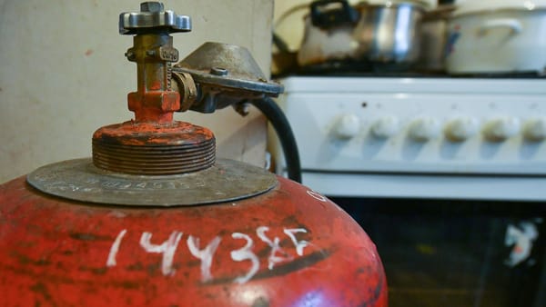 Locuințele pot fi privatizate până în 2029, iar buteliile de gaz - interzise în blocuri. Parlamentul a votat noile reguli