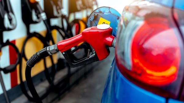 După câteva zile de ieftiniri, benzina se scumpește ușor. Noile prețuri pentru 24 aprilie