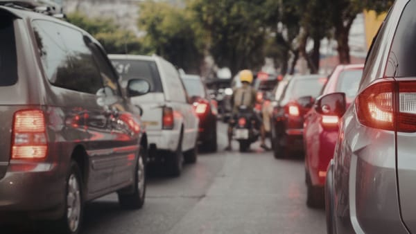 Șoferii nu mai sunt obligați să circule cu farurile aprinse ziua, începând cu 1 aprilie. Legislația prevede și excepții