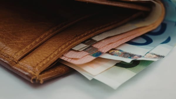 Leul se menține stabil după Paște. Euro, dolarul și leul românesc au crescut ușor