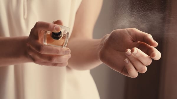 Atenție! Un parfum popular pentru femei, retras în UE din cauza unui risc chimic, încă se vinde online în R. Moldova