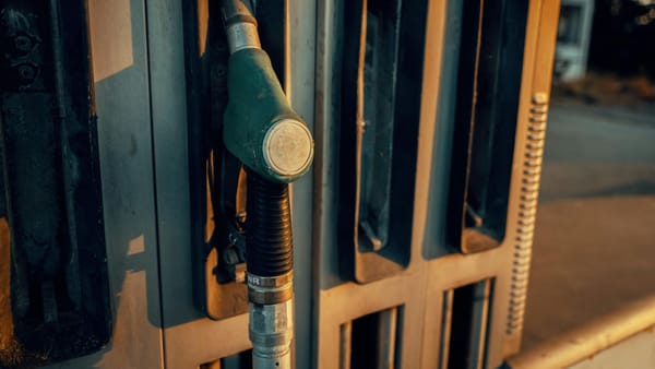 Și mâine vom avea prețuri mai mari la pompă, deși petrolul s-a ieftinit pe fondul armistițiului. ANRE explică motivul