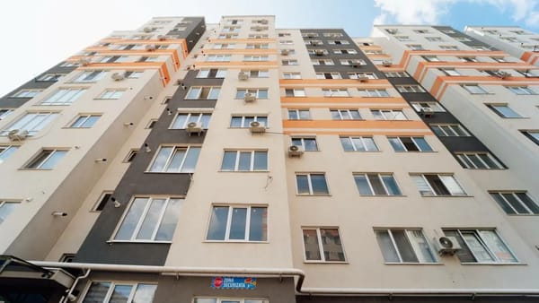 Locatarii blocului din Centru unde a căzut drona sunt în siguranță. Poliția anunță că nu au fost găsite substanțe explozive