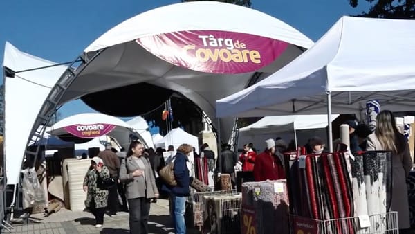 VIDEO/ Reduceri de până la 80% la covoare au adunat zeci de oameni la piața din Edineț. Târgul continuă și duminică