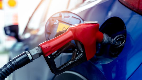 Motorina atinge un nou prag, peste 34 lei/litru. Mâine, benzina se ieftinește ușor