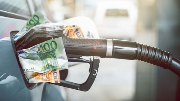 Prețurile stabilite de ANRE mâine. Motorina continuă să se scumpească și ajunge la 34,19 lei/litru, iar benzina crește ușor