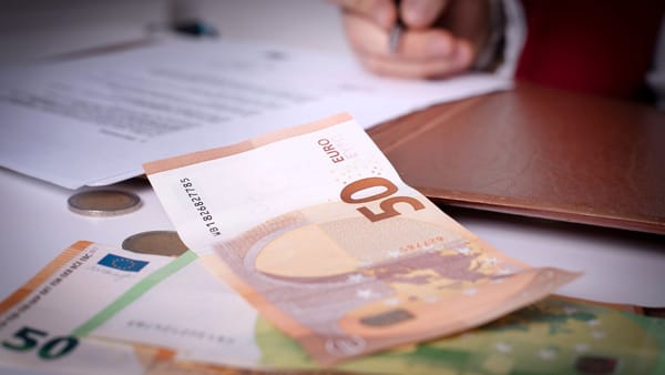 Leul se depreciază ușor în raport cu principalele valute. Euro și dolarul cresc vizibil