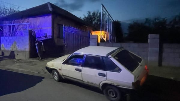 Accident mortal la Comrat. Un bărbat a murit după ce un minor de 17 ani a intrat cu mașina în poarta unei gospodării