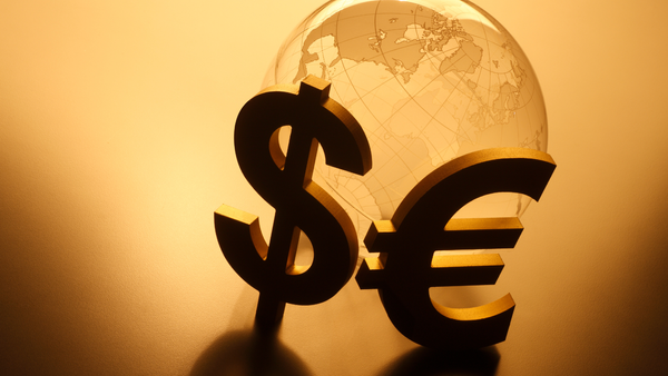 Leul se întărește în fața dolarului, dar cedează ușor în fața euro - cursul valutar pentru 15 aprilie