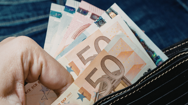 Euro se apreciază ușor, dolarul pierde teren. Cursul valutar afișat de BNM pentru 28 aprilie