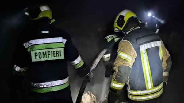 Doi bărbați au fost salvați din flăcări la Bălți după un incendiu provocat, cel mai probabil, de o țigară