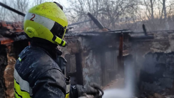 FOTO/ Casă cuprinsă de flăcări la Cotiujenii Mici: explozia a fost evitată la limită - un bărbat a ajuns la spital