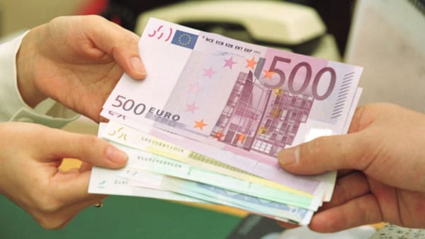 Grecia interzice plățile în numerar de peste 500 de euro și dublează amenzile pentru încălcări