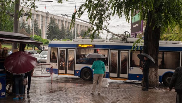 Circulația transportului public din capitală este afectată de ploaia torențială. Se atestă întârzieri