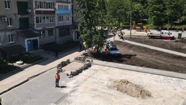 FOTO/ La Edineț și Râșcani au loc lucrări de modernizare. Cetățenii vor avea drumuri, curți și spații verzi, reabilitate